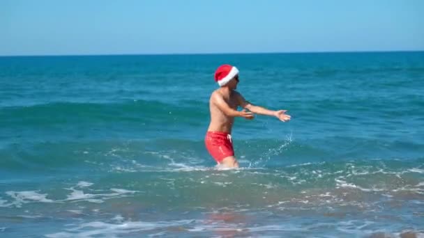 Święty Mikołaj Czerwonym Kapturze Biegający Tańczący Wygłupiający Się Rzucający Wodą — Wideo stockowe