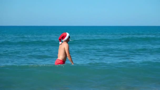 Homem Cara Chapéu Papai Noel Para Natal Ano Novo Praia — Vídeo de Stock