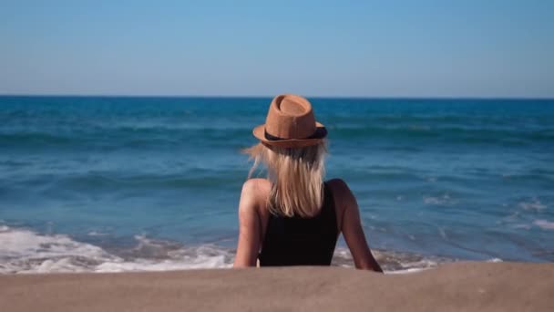 Καυκάσια Γυναίκα Καπέλο Μπικίνι Ξαπλωμένη Στην Παραλία Του Τουριστικού Θέρετρου — Αρχείο Βίντεο