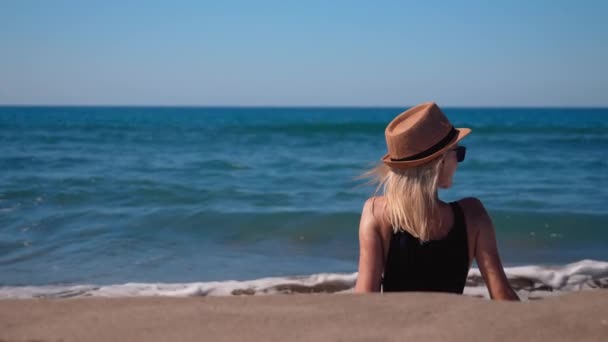 Mujer Caucásica Bikini Sombrero Acostado Playa Del Complejo Turístico Dama — Vídeos de Stock