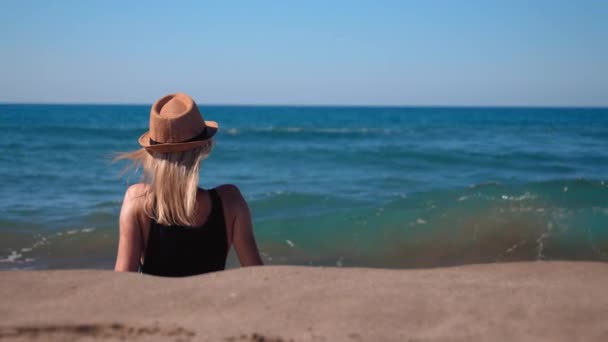 Καυκάσια Γυναίκα Καπέλο Μπικίνι Ξαπλωμένη Στην Παραλία Του Τουριστικού Θέρετρου — Αρχείο Βίντεο