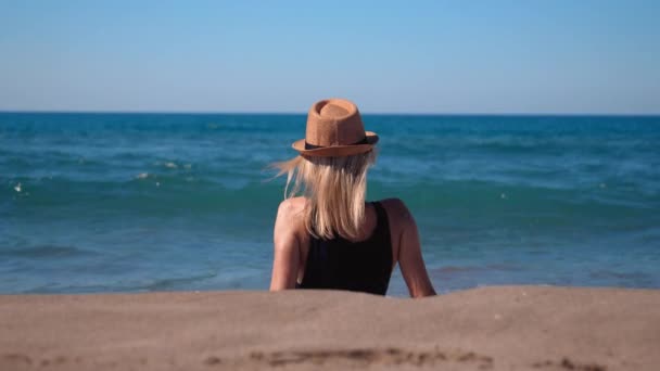 Кавказька Жінка Капелюсі Бікіні Лежить Пляжі Туристичного Курорту Засмагла Струнка — стокове відео