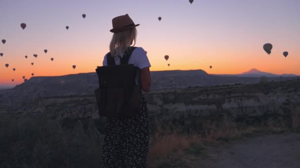 Femeie Frumoasă Rucsac Pălărie Mergând Spre Baloane Poveste Răsăritul Soarelui — Videoclip de stoc