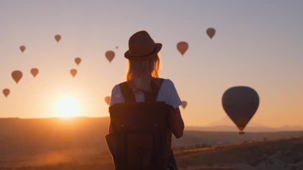 Beautiful Woman Hat Backpack Walking Fairytale View Balloons Sunrise Gorem — Stock Video