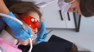 Profesyonel mutfak restoranında ya da kafede kasede şampiyonları rendeleyen kadın ellerine yakın plan..