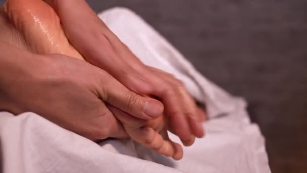 Reflexology Foot Massage Treatment Foot Spa Therapist Massage Therapist Doing — Stock Video