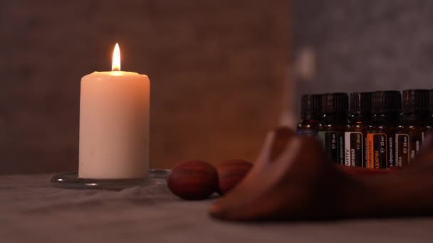 纯天然植物油在沙龙中的温泉处理概念 放松的气氛 采购产品芳香疗法 蜡烛火 木制背景和油瓶在桌子上 — 图库视频影像