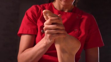 Refleksoloji Ayak Masajı. Ayak Spa Terapisti Masaj Terapisti, Spa Tedavi Salonunda ayak masajı yapıyor. Rahatlatıcı, sağlıklı ayak masajı. Yakın çekim görüntüsü. Kadın ayağı yakın plan.