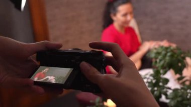 Kadın fotoğrafçı masaj salonunun fotoğraflarını çekiyor, dijital kamerayla ev stüdyosunda. Fotoğraf stokları, ticaret, sosyal medya ve reklamcılık için içerik