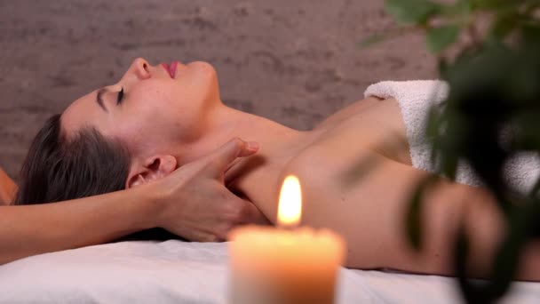 Mains Féminines Faisant Massage Cou Thérapeutique Pour Fille Caucasienne Avec — Video