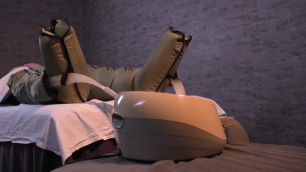 Orang Yang Berbaring Sofa Mengunjungi Klinik Fisioterapi Untuk Menjalani Sesi — Stok Video