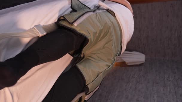 躺在沙发上的男子到理疗诊所接受气垫疗法 以改善血液循环和淋巴系统 — 图库视频影像