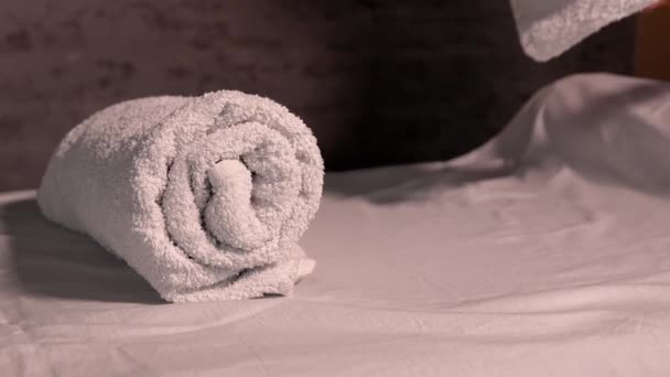 Χέρια Αγνώριστη Γυναίκα Οικονόμος Τοποθέτηση Καθαρή Πετσέτα Στο Κρεβάτι Δίπλα — Αρχείο Βίντεο
