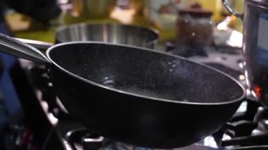 Şefin elleri yiyeceği halıya atar, alevlere dönüşür ve yavaş çekimde ateşten tutuşur. Şefin ellerinin ateş içinde yemek pişirdiği yakın plan. Şef profesyonel mutfakta..