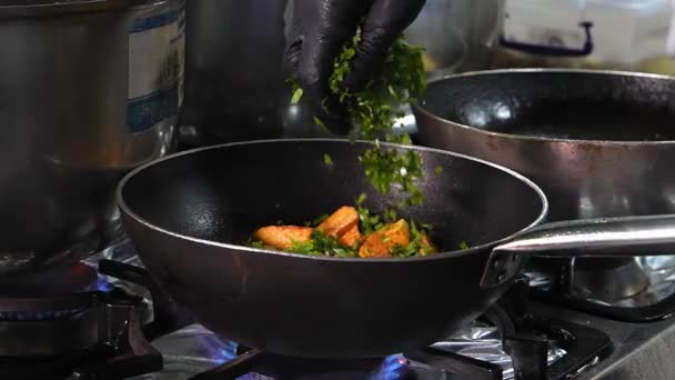 Profesjonalny Kucharz Dodający Zioła Posiekaną Cebulę Smażonych Ziemniaków Patelni Kuchni — Wideo stockowe