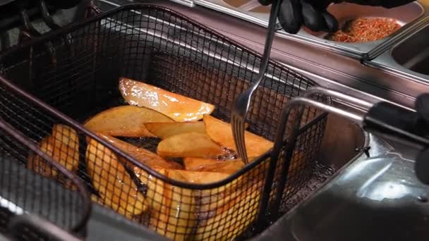 レストランのキッチンでパンの揚げジャガイモに塩を加えるプロのシェフ クッキングプロセス レストランメニューやレシピのためのスペース 後退した動き — ストック動画