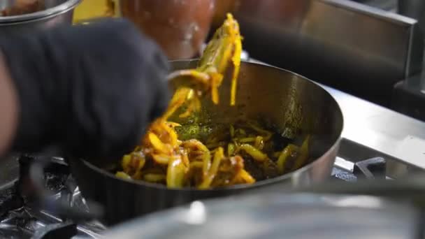 Primer Plano Del Chef Revolviendo Sartén Carne Frita Corteza Dorada — Vídeos de Stock