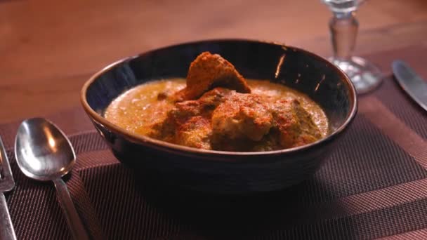 Satsivi Adalah Hidangan Tradisional Georgia Untuk Ayam Dengan Saus Kenari — Stok Video