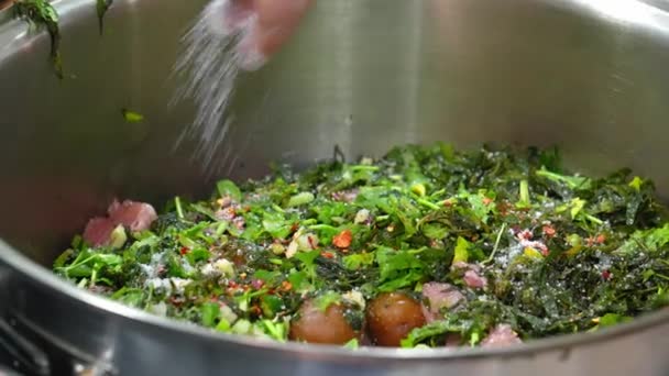 Σεφ Ετοιμάζει Υγιεινή Σαλάτα Στην Κουζίνα Προσθέτοντας Αλάτι Στο Μπολ — Αρχείο Βίντεο