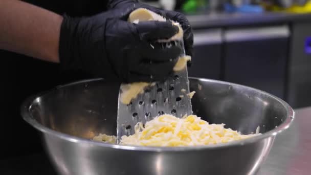 Close Mãos Chef Luvas Pretas Ralando Queijo Ralador Grosseiro Cozinha — Vídeo de Stock