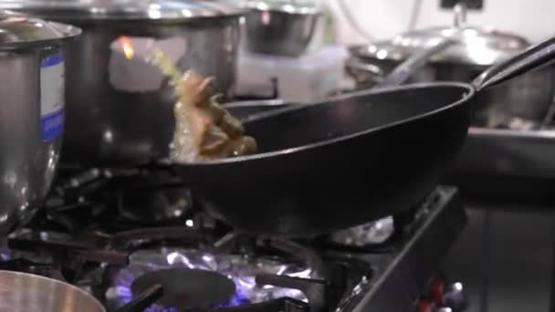 Ręce Szefa Kuchni Rzucają Jedzenie Dywan Który Zamienia Się Płomienie — Wideo stockowe