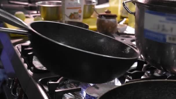 Mâinile Bucătarului Aruncă Alimente Covor Care Transformă Flăcări Aprinde Din — Videoclip de stoc
