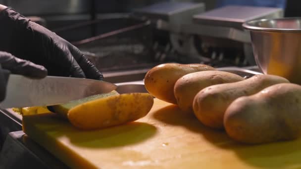 Close Van Chef Kok Zwarte Handschoenen Handen Snijden Frituuraardappelen Keukentafel — Stockvideo