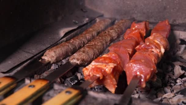신선한 고기와 케밥으로 맛있는 케밥이나 Shashlik의 클로즈업은 연기가있는 그릴에서 요리됩니다 — 비디오