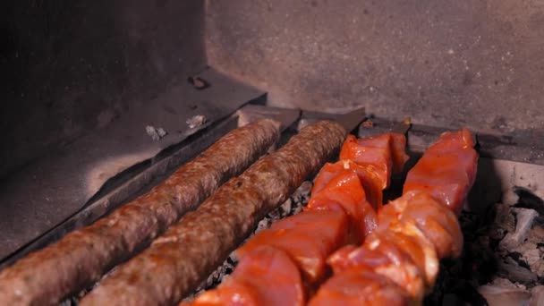 Close Van Een Smakelijke Kebab Shashlik Gemaakt Van Vers Vlees — Stockvideo