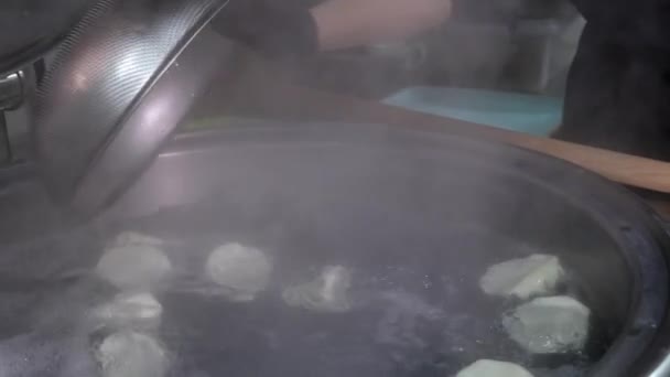 Close Dari Sebuah Skimmer Besar Dengan Khinkali Dimasak Atas Kuali — Stok Video