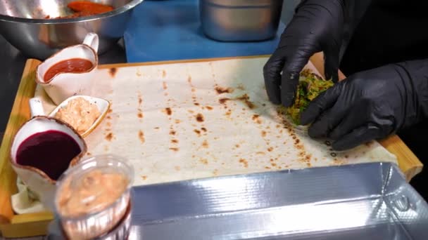 레스토랑의 부엌에서 요리사 Paovar는 양배추 레스토랑 메뉴와 접시에 — 비디오