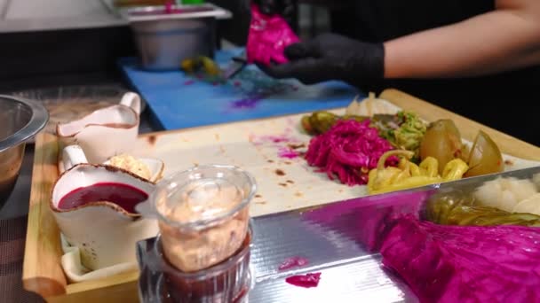 레스토랑의 부엌에서 요리사는 양배추 레스토랑 야채와 구색을 수집합니다 소스와 — 비디오