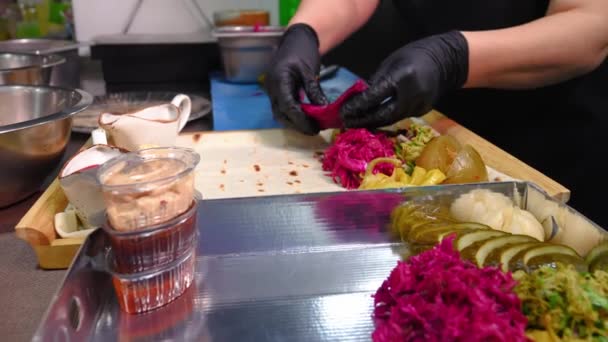 레스토랑의 부엌에서 요리사는 양배추 레스토랑 야채와 구색을 수집합니다 소스와 — 비디오