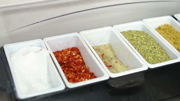 Close Unei Varietăți Condimente Colorate Recipiente Deschise Bucătăria Restaurantului Focalizare — Videoclip de stoc