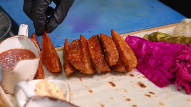 Szef Kuchni Restauracji Zbiera Różne Lavash Stawia Smażone Ziemniaki Ogórkami — Wideo stockowe