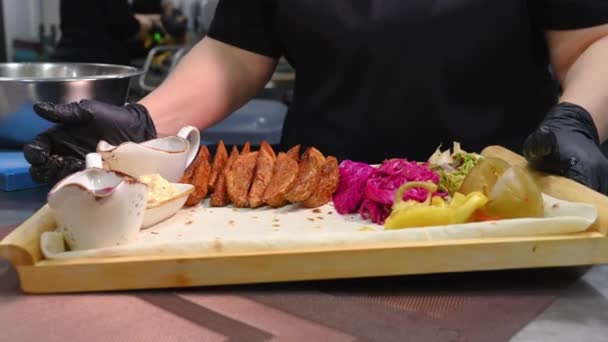 Chef Restaurant Keuken Verzamelt Assortiment Van Pitabrood Zet Worsten Gebakken — Stockvideo