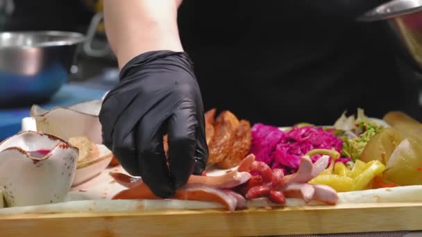 餐厅厨房里的厨师收集各种不同的胡椒粉 将油炸土豆与腌菜 卷心菜 大蒜一起放在一起 在餐厅菜单上对腌菜或腌菜进行分类 — 图库视频影像