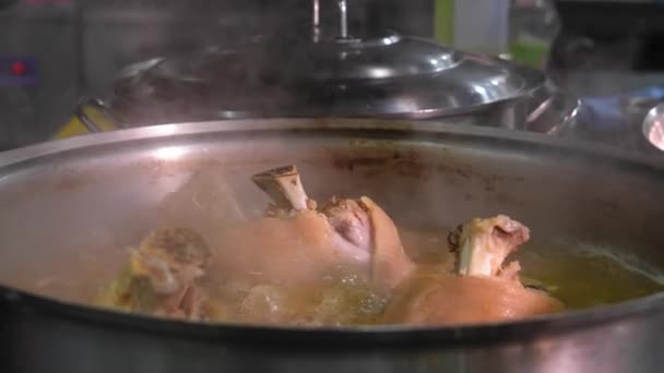 Primer Plano Nudillo Cerdo Con Verduras Cocidas Agua Hirviendo Una — Vídeo de stock