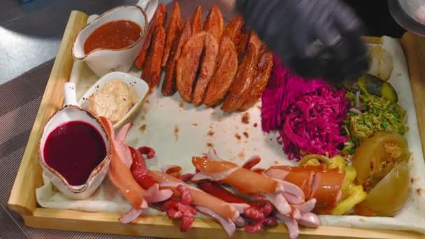 Шеф Кухар Кухні Ресторану Збирає Різноманітні Лаваші Кладе Смажену Картоплю — стокове відео