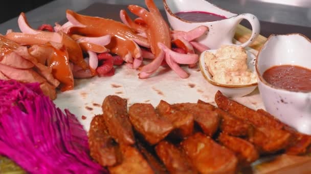 Chefe Cozinha Restaurante Reúne Lavash Variado Põe Batatas Fritas Com — Vídeo de Stock