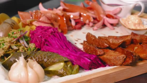 레스토랑의 부엌에서 요리사는 라바시를 수집하고 양배추 레스토랑 야채와 감자를 넣습니다 — 비디오
