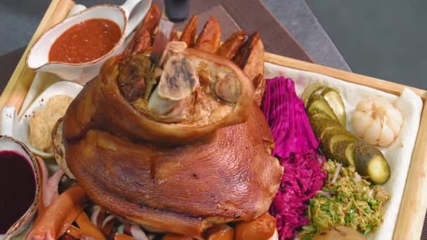 부엌에서 라바시 양배추 레스토랑 메뉴가있는 소스와 — 비디오