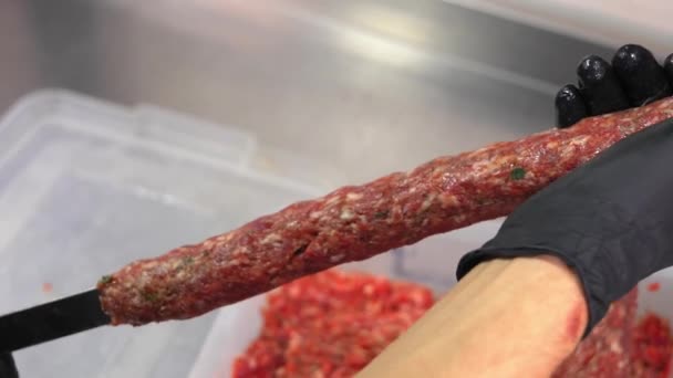 Szef Kuchni Kije Forcemeat Szpikulcu Tworząc Gotowania Lula Kebab Grillu — Wideo stockowe
