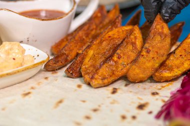 Pita ekmeği ve soslu baharatlı fırında patates dilimlerinin yakın çekimi. Soslu Rus patatesleri. Lezzetli aperatifler.