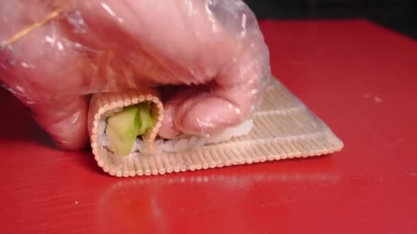 Szef Kuchni Przygotowuje Sushi Czerwonymi Rybami Ogórkami Nori Czerwonej Desce — Wideo stockowe