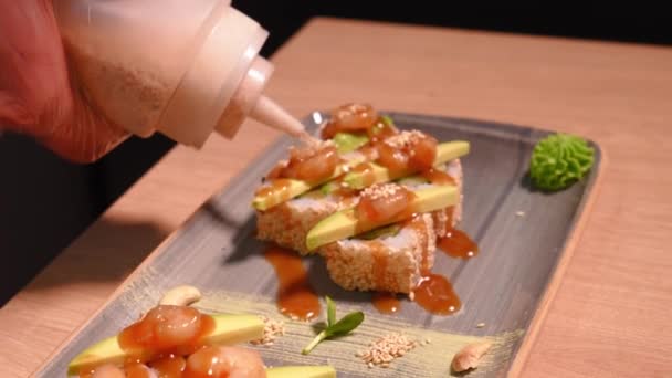 Шеф Повар Кухне Ресторана Украшает Вкусные Булочки Кунжутным Соусом Бутылки — стоковое видео
