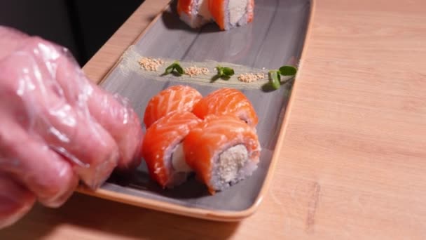 Close Mãos Chef Colocando Rosa Pedaços Gengibre Placa Sushi Filadélfia — Vídeo de Stock