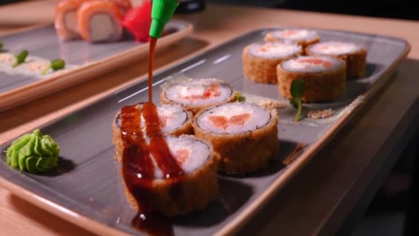 Närbild Kock Häller Teriyaki Sås Över Varm Banzai Sushi Med — Stockvideo