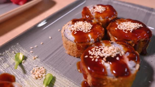 Κοντινό Πλάνο Από Νόστιμο Ζεστό Σούσι Banzai Ρύζι Τυρί Κρέμα — Αρχείο Βίντεο
