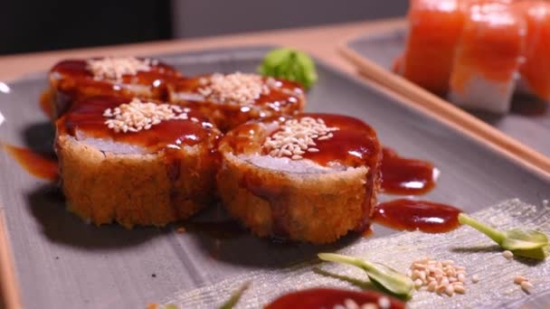 クリームチーズ サーモン パンコ ゴマの種子 美しい長方形料理のテリヤキソースで美味しいバンザイ寿司をクローズアップ 日本の伝統食の概念 — ストック動画